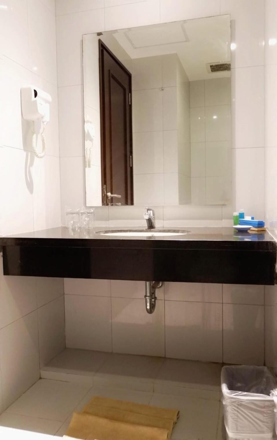 Hotel Brothers Biru Solo Baru מראה חיצוני תמונה