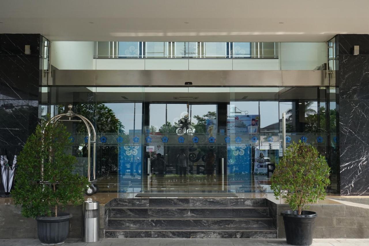 Hotel Brothers Biru Solo Baru מראה חיצוני תמונה